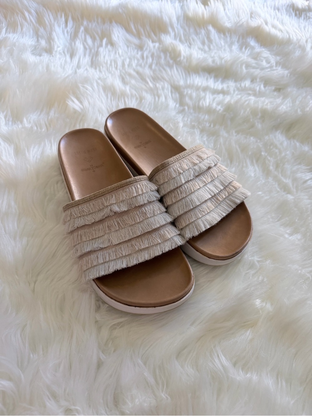 Minnetonka tan nude cream fringe boho sandals size 9